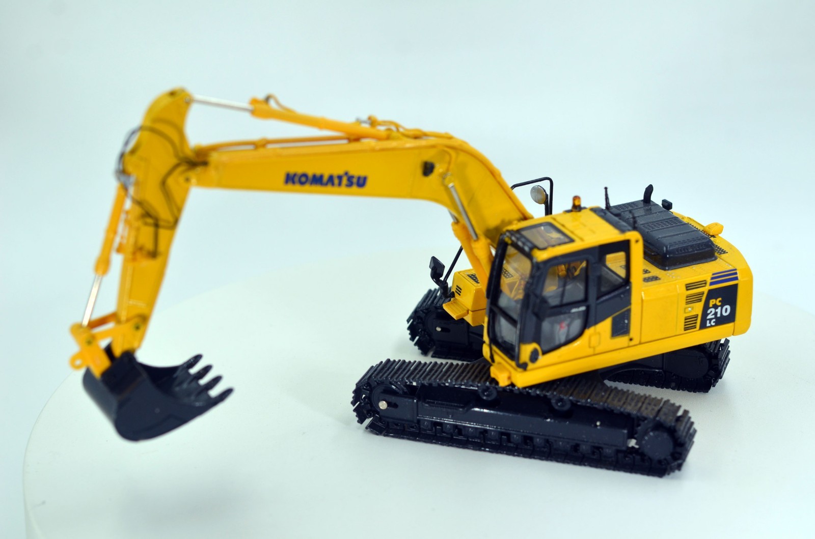 Universal Hobbies 1:50 Komatsu PC210 LC-11 Excavator UH8122 (New Without Box)