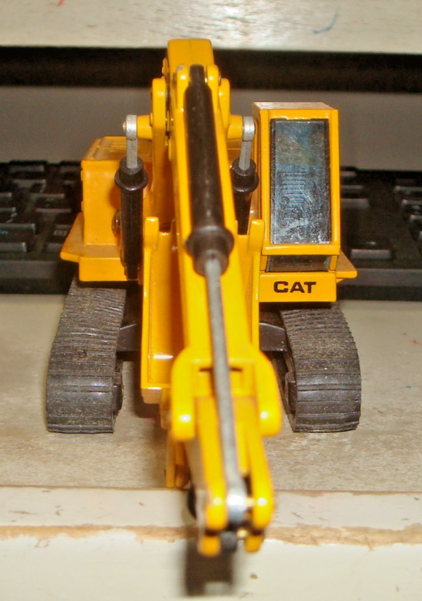 JOAL. CAT 225 EXCAVATOR. 1/70 SCALE.