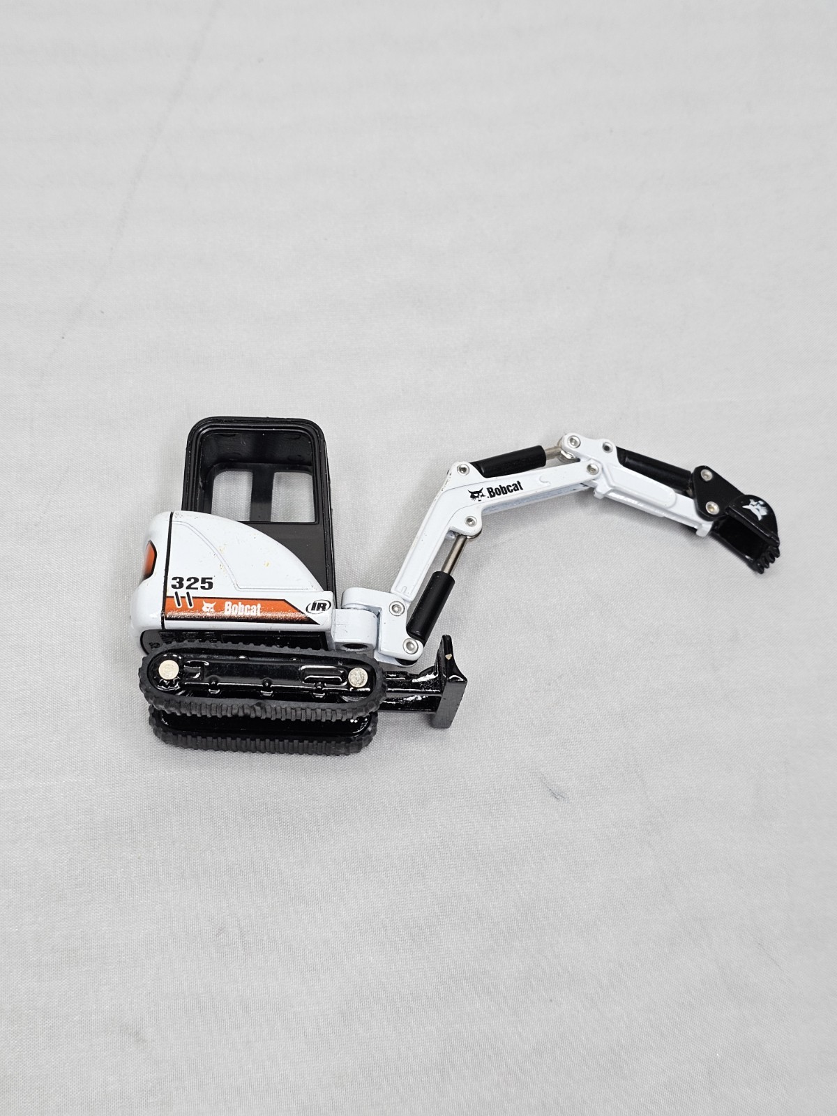 Bobcat X325 Compact Excavator – ERTL 1:50 Scale Diecast Model #12732 – No Box