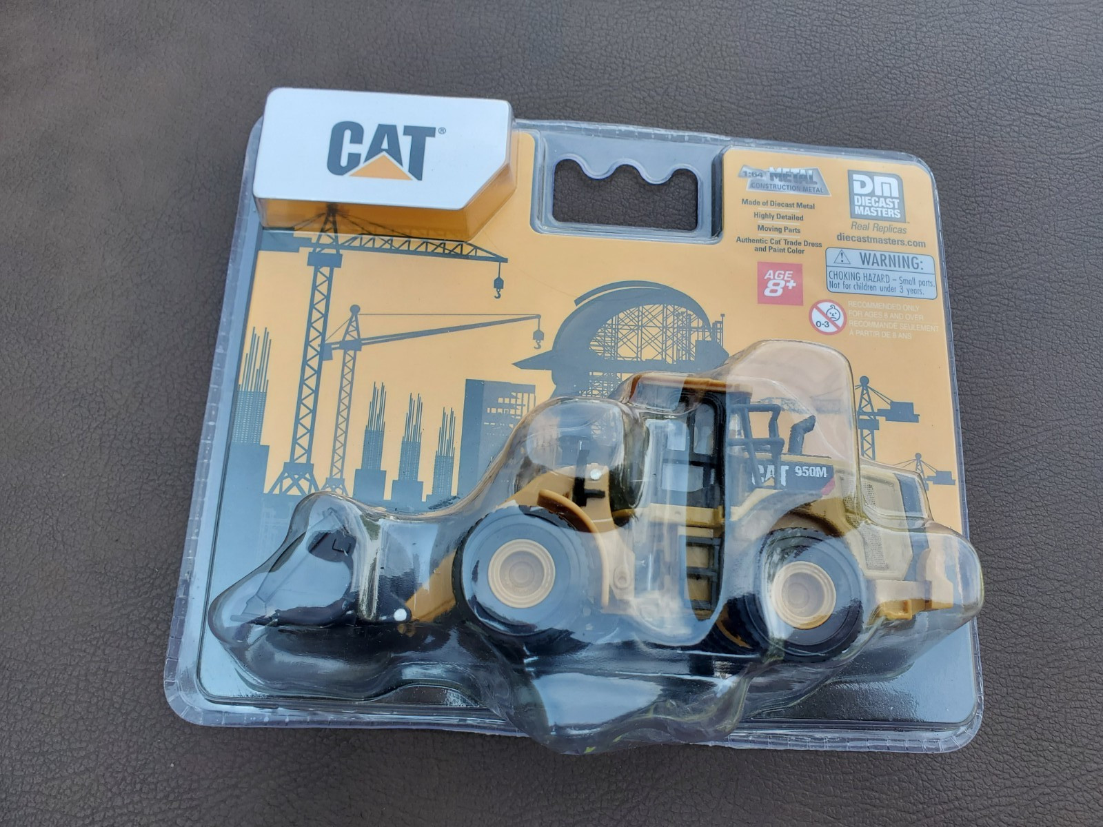 DM Diecast Masters CAT 950M front end loader 1:64