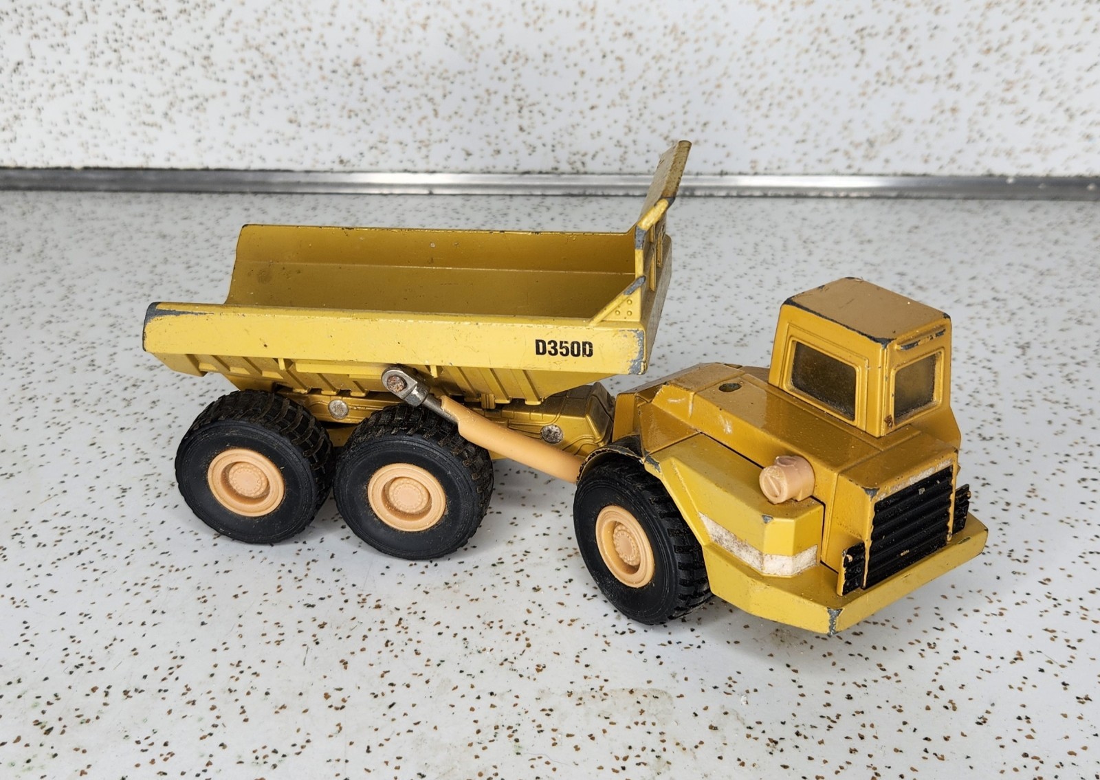Ertl Mighty Movers 2431 1:50 Caterpillar D350D Articulated Dump Truck Die-Cast
