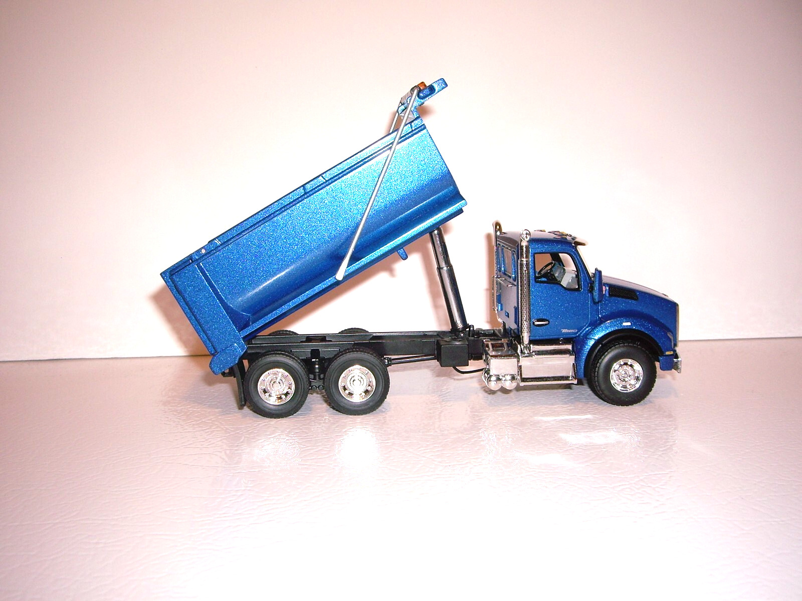 FIRST GEAR 1/50 BLUE KENWORTH T880 DUMP TRUCK SAME SCALE AS DIECAST MASTERS