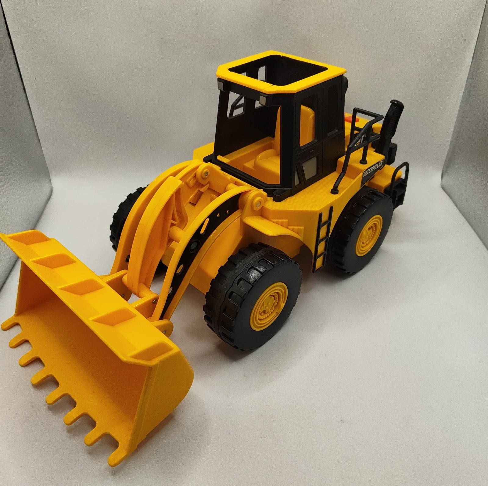 Toy State Industrial CAT Caterpillar Construction Front Loader Toy 12″ Yellow