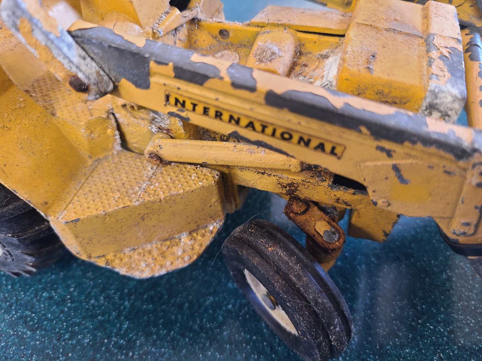 Vintage ERTL 2676 Yellow International Harvester #472 Backhoe Loader ~20” Metal