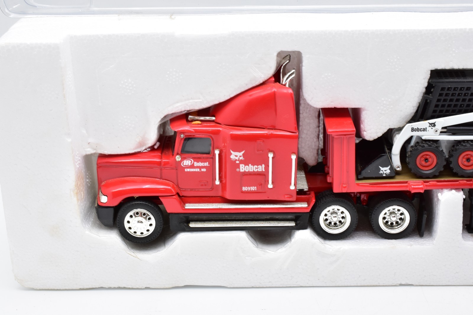Bobcat Flatbed Tractor Trailer Loaders 1:50 Scale #6901271 (MISSING 2 LOADERS)