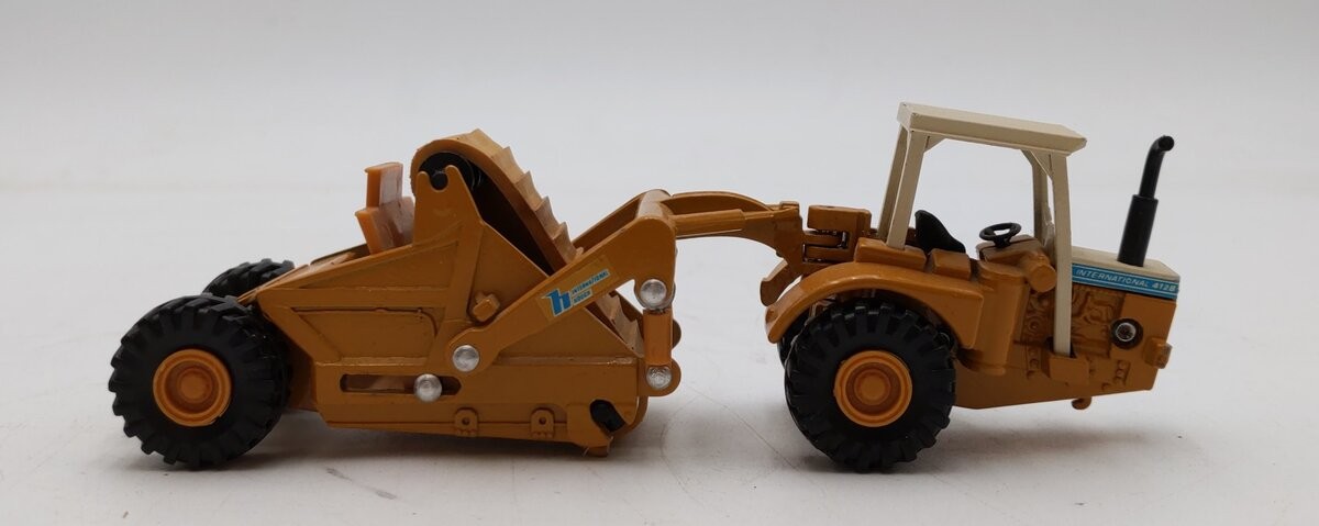 ERTL Mighty Movers 1:64 Scale International Hough Scraper #1855 LN/Box