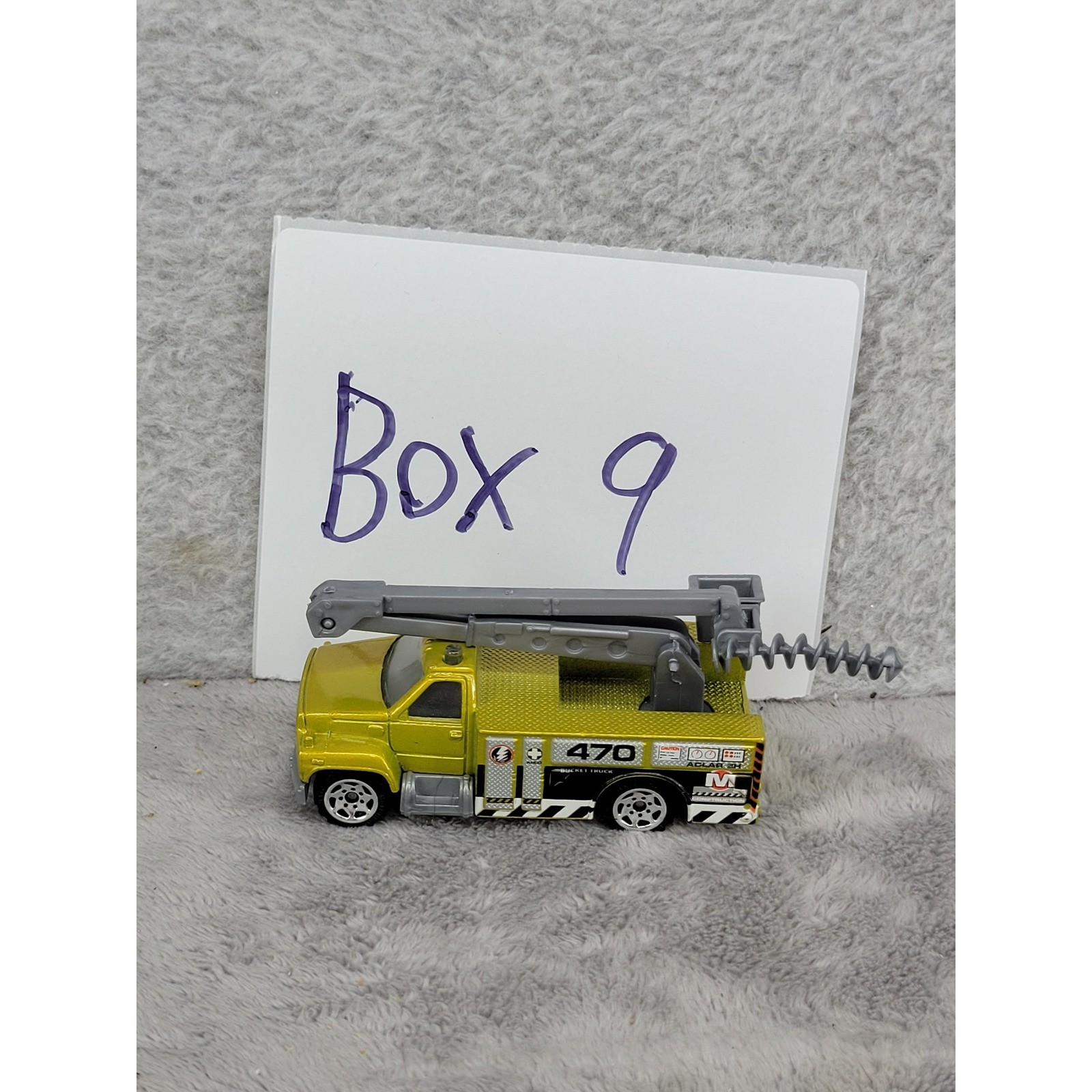 Matchbox 1999 GMC Bucket Truck MB470 Metallic Yellow 1:83 Scale Diecast Truck