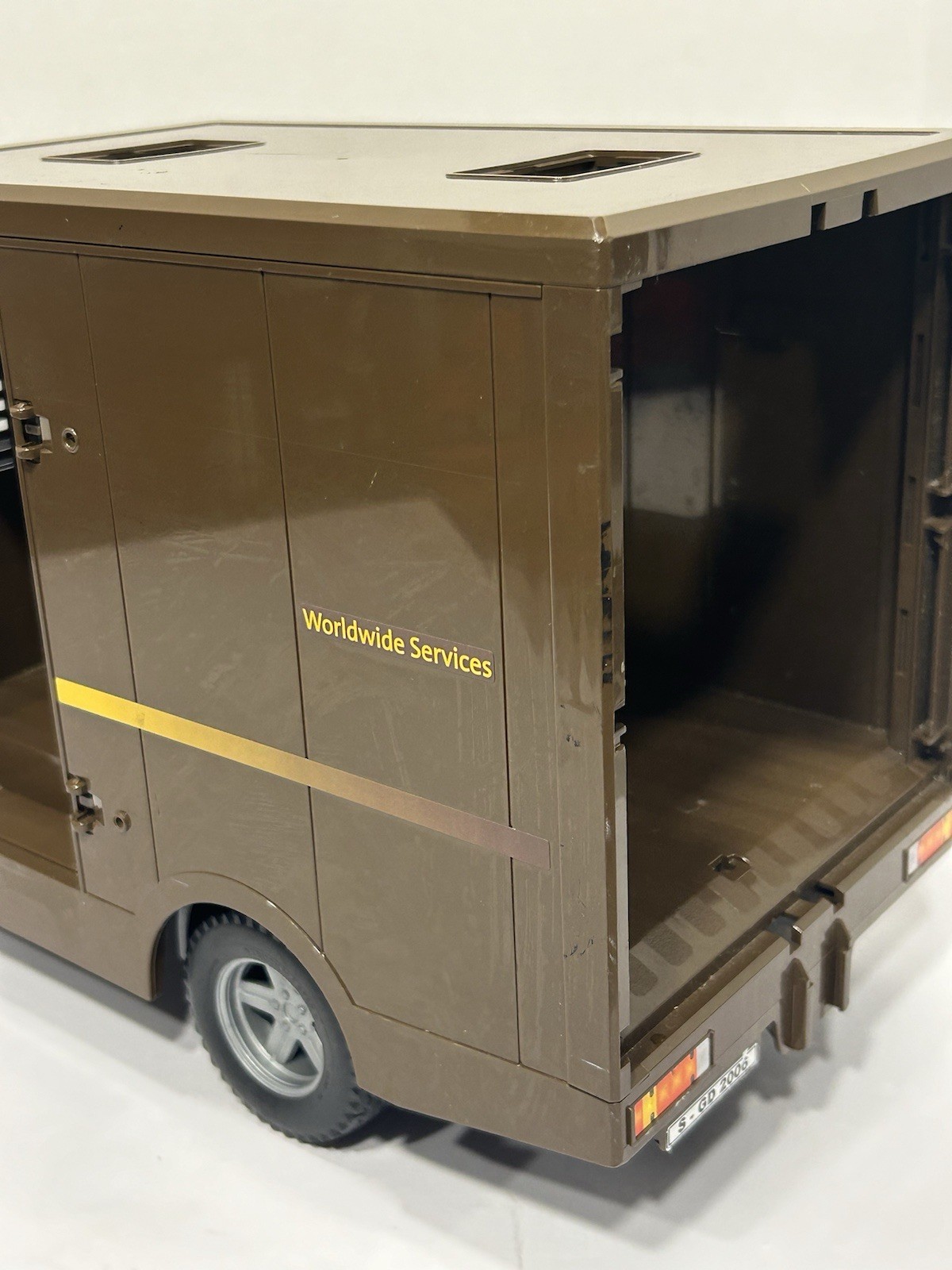 UPS Delivery Truck Mercedes Benz Sprinter 2006 Bruder 17”