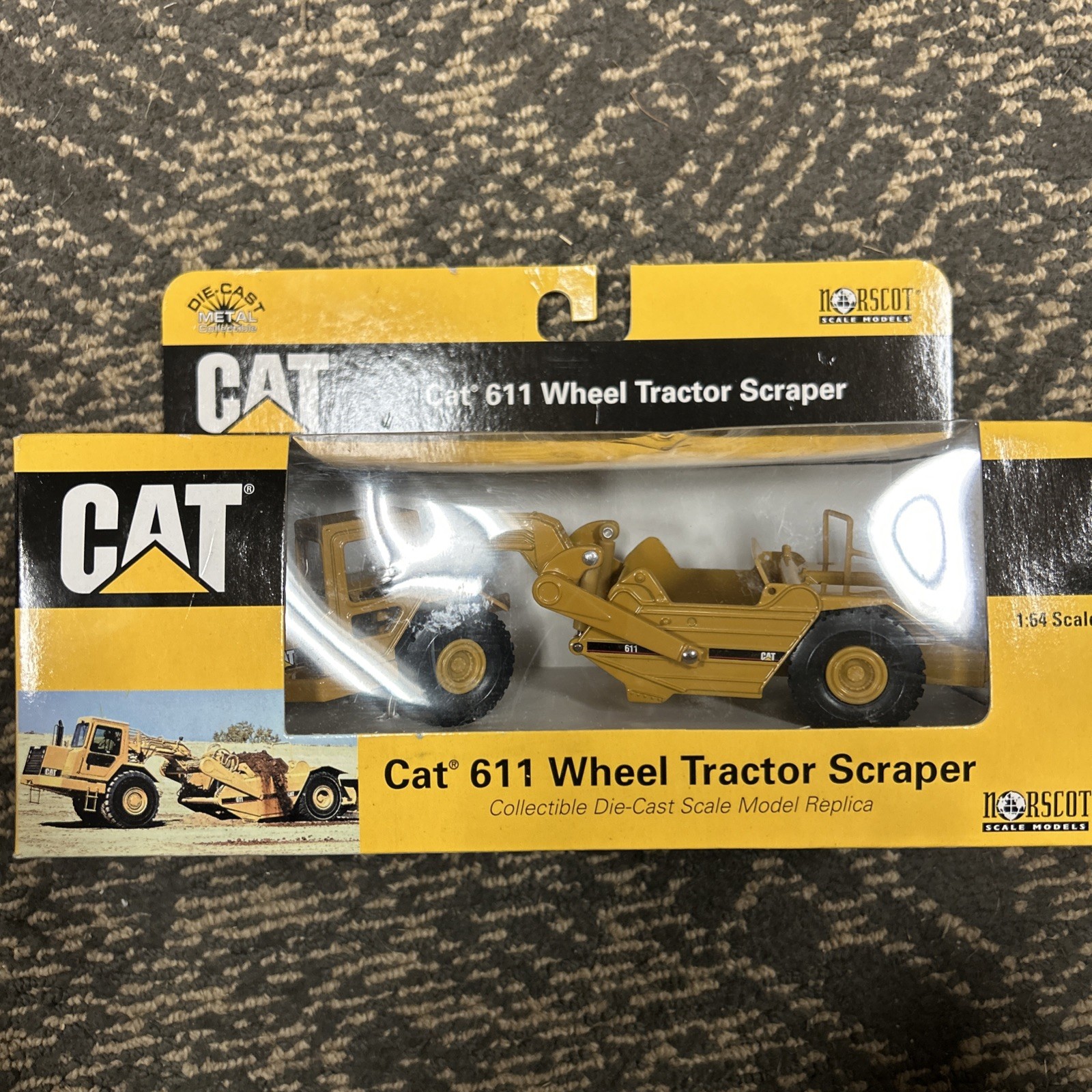 Caterpillar 611 Wheel Tractor Scraper 1:64 Scale