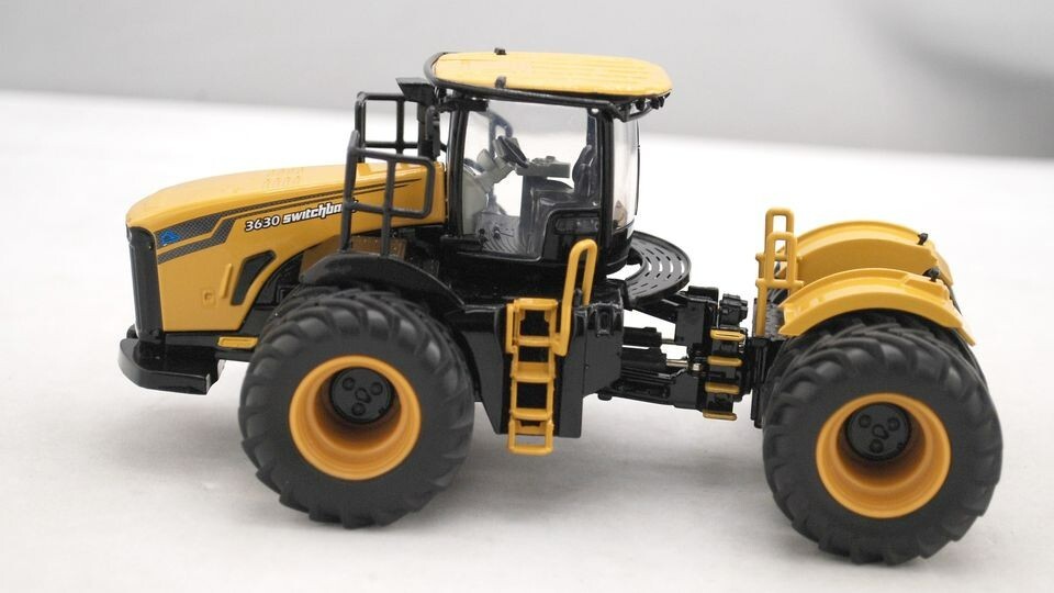 1:50 SPECCAST MOBILE TRACK SOLUTIONS 3630 Switchback Tractor & 33-38XL Scraper