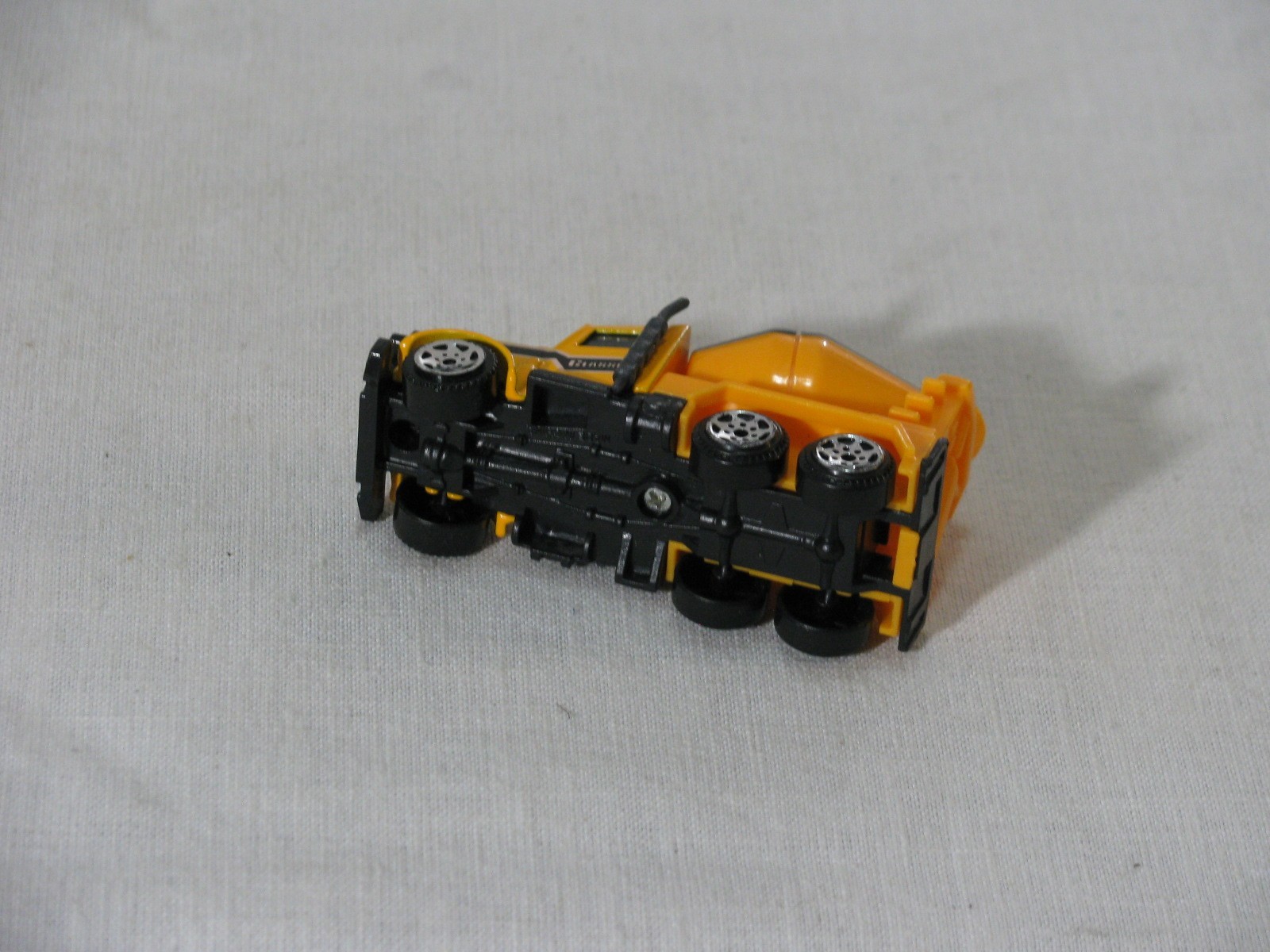 Unbranded 1:64 Scale Diecast TH600 Classic Cement Mixer Truck, Yellow