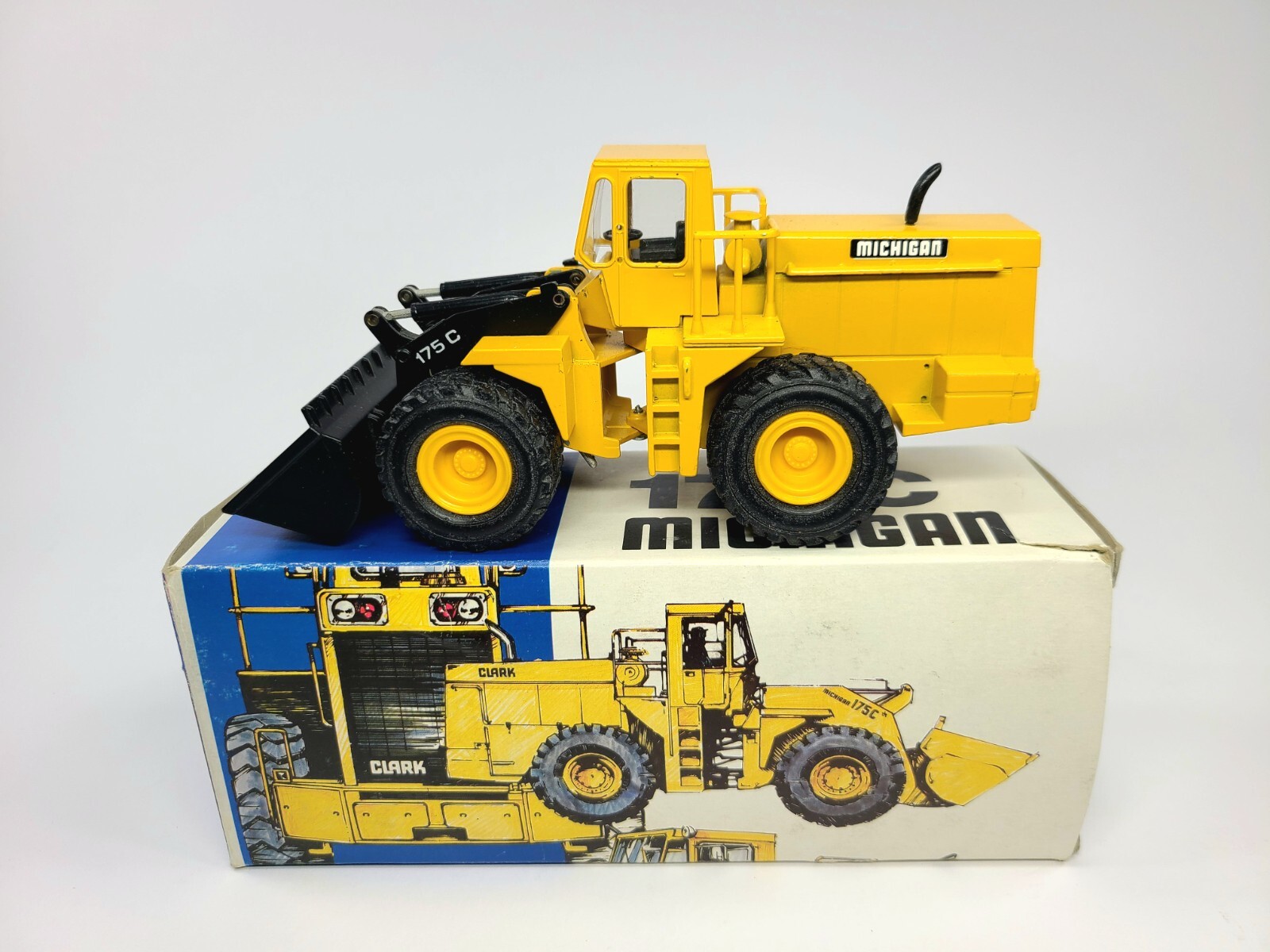 Clark Michigan 175C Wheel Loader – Black Arms – Conrad 1:50 Scale Model #2885.3