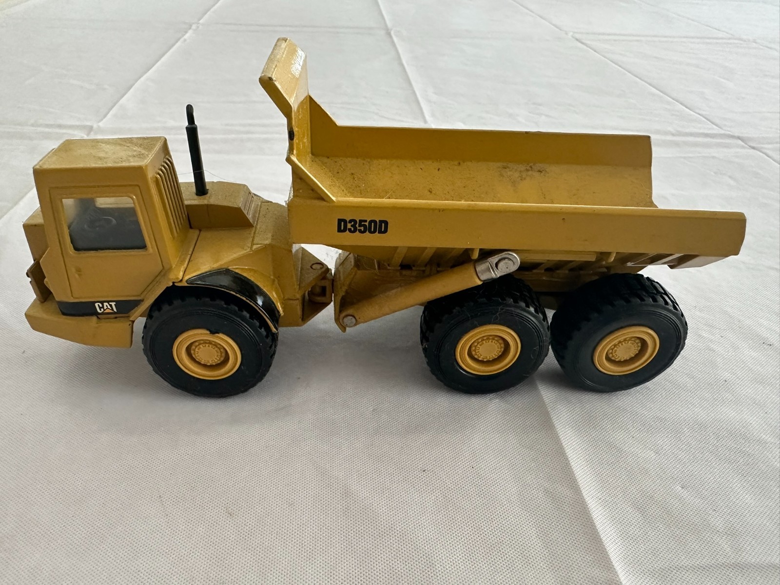 Norscot Caterpillar D250D Articulated Dump Truck Die-Cast Model