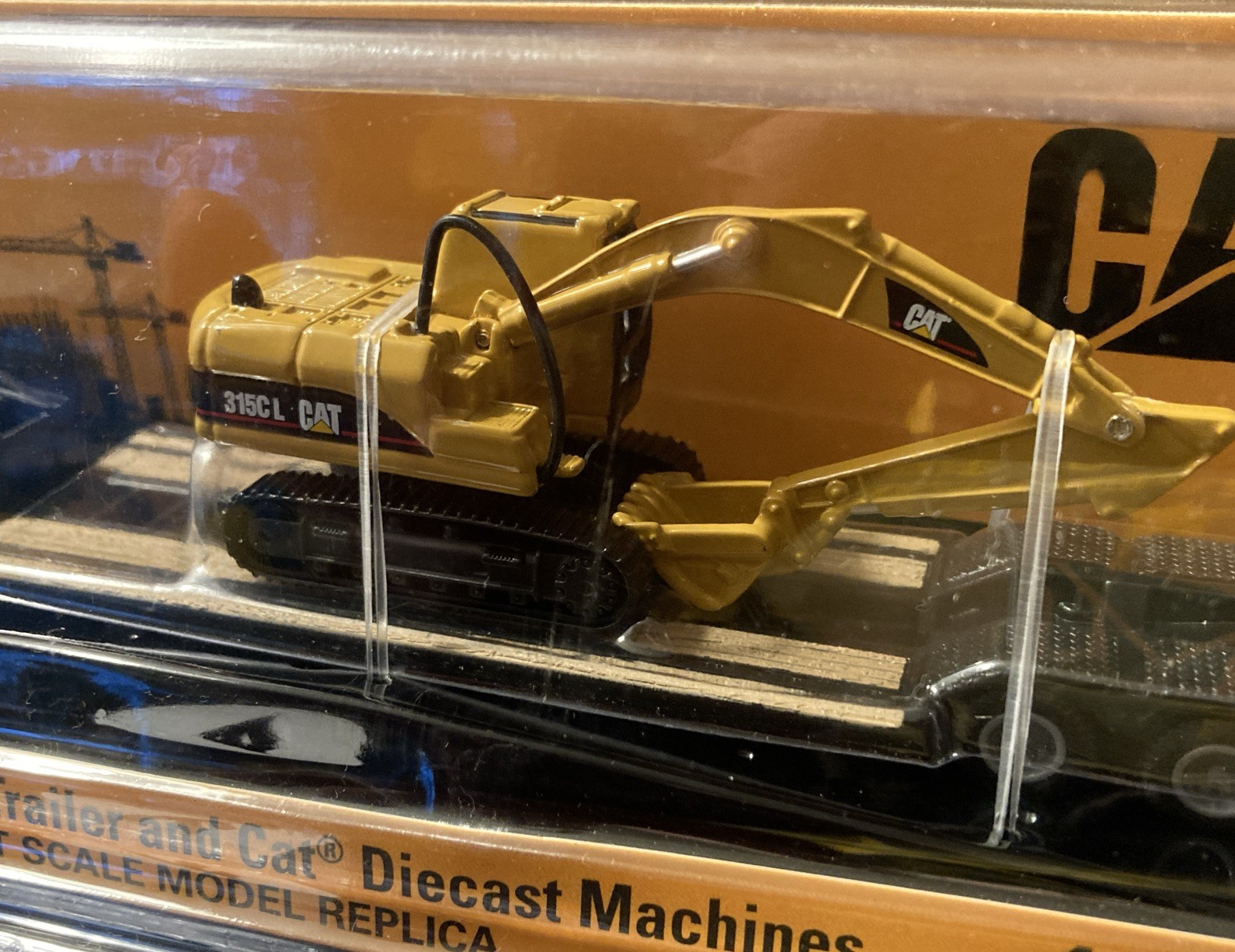 CAT 1:87 Scale Semi Tractor with Lowboy Trailer Collectible Diecast Machines