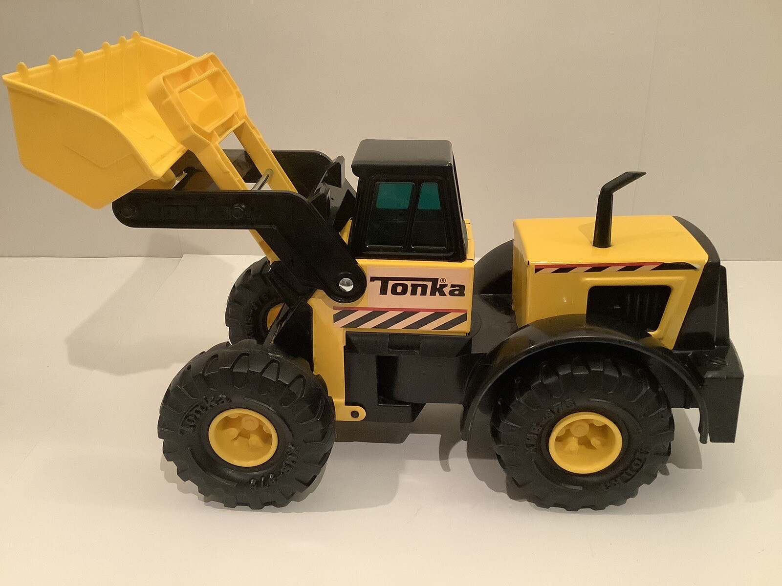 TONKA FRONT END LOADER EXCAVATOR PRESSED STEEL PLASTIC 93920 HASBRO 2012