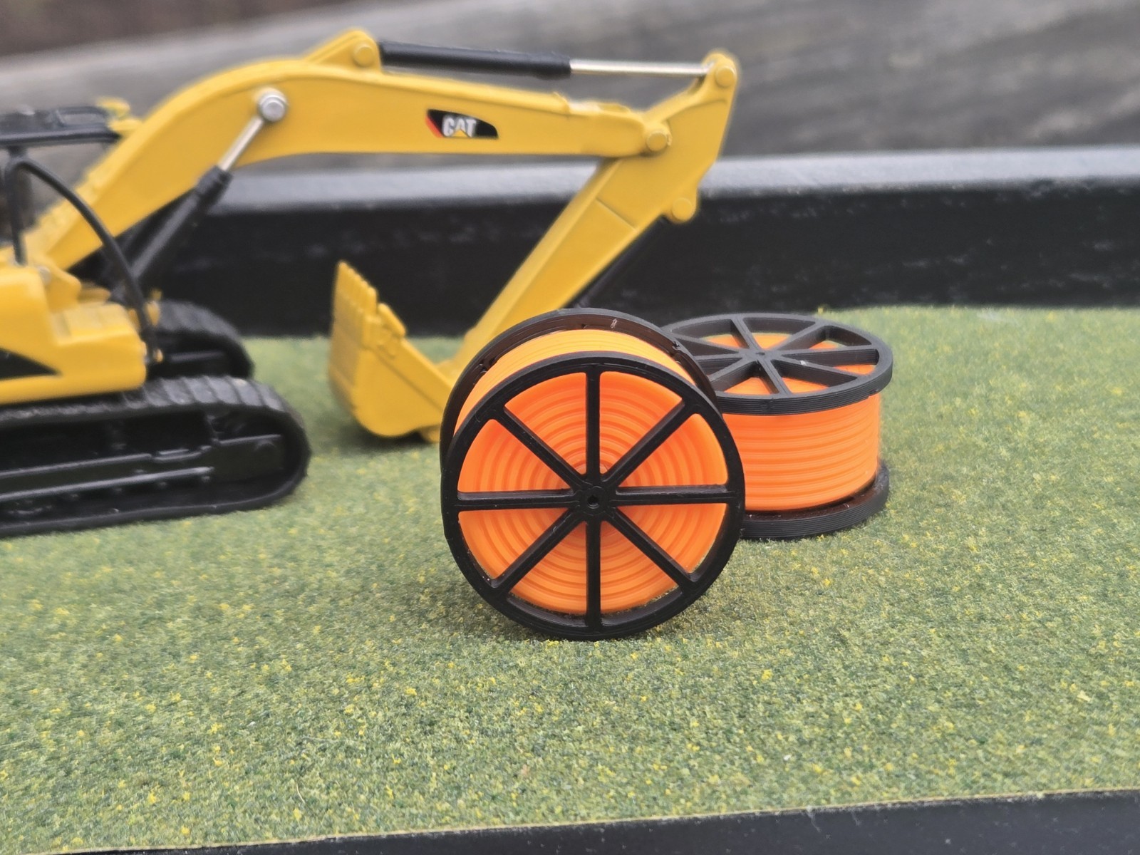 1/87 Scale Black Cable Reel With Orange Conduit Spool *2 Pack*
