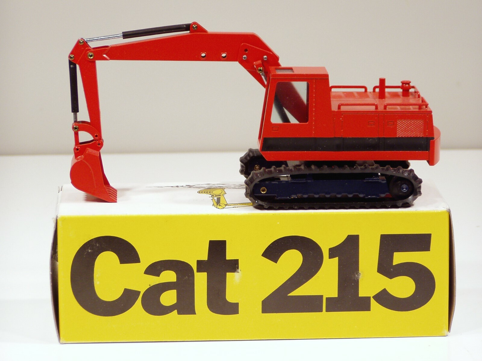 Caterpillar 215 Excavator – “ORANGE” – 1/50 – NZG #190 – MIB