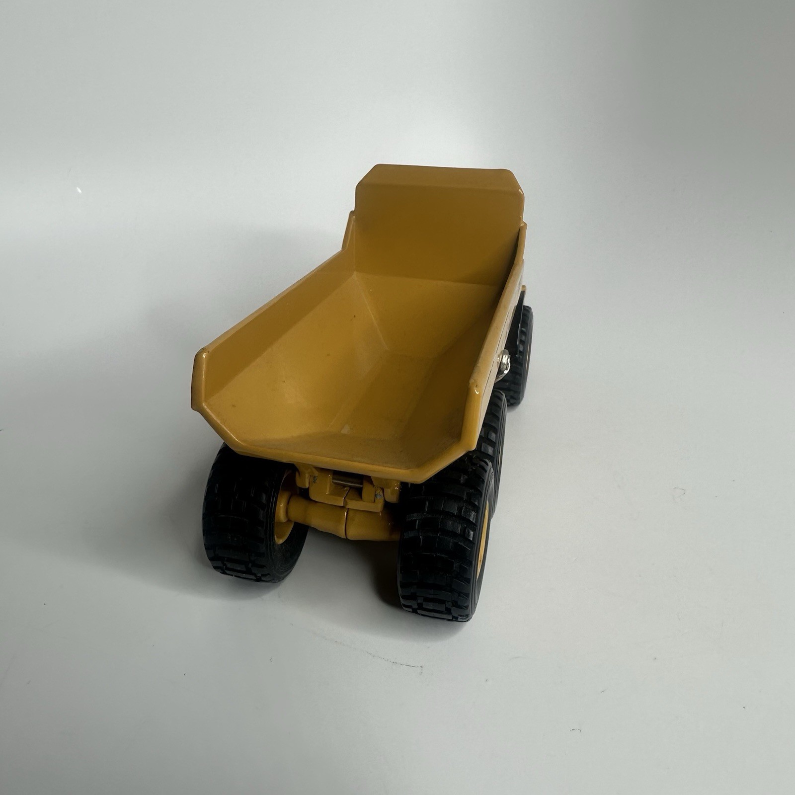 1992 Ertl Caterpillar D3500 Dump Truck 2431 – Construction – 1/50 Scale No Box