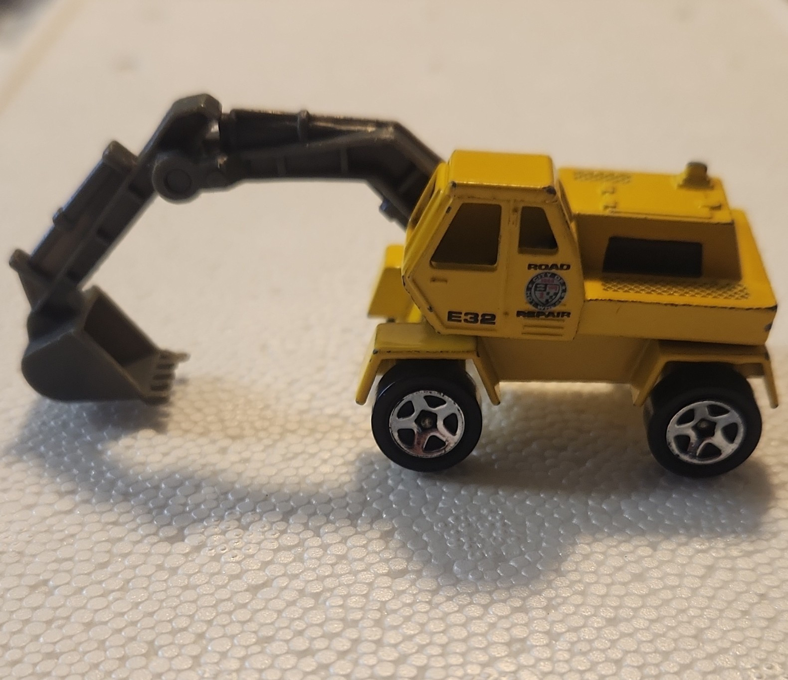 Hot Wheels Road Repair Digger Excavator E32 1:64 Diecast Yellow/Gray/Black