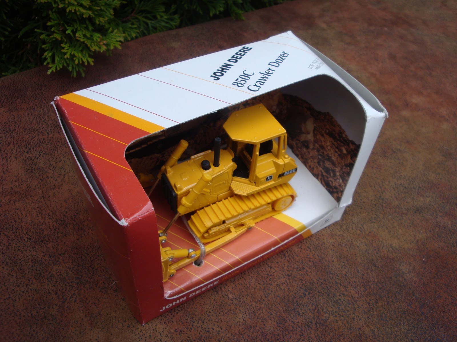 Die Cast John Deere 850C Crawler Dozer- 1:50 scale by Ertl #5261 (1996) BOX