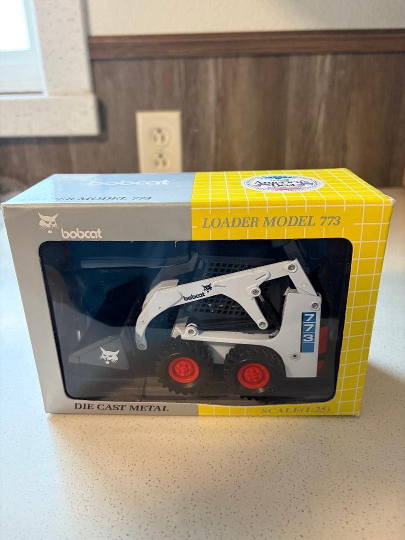 Bobcat 773 Skid-Steer Loader – Clover 1:25 Scale Diecast Model #6724381 New