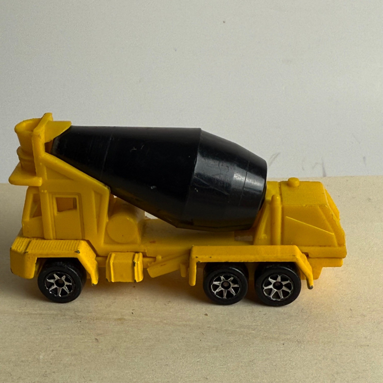 1991 Mattel Hot Wheels #269 ~ Yellow/Black Oshkosh Cement Mixer Car Diecast