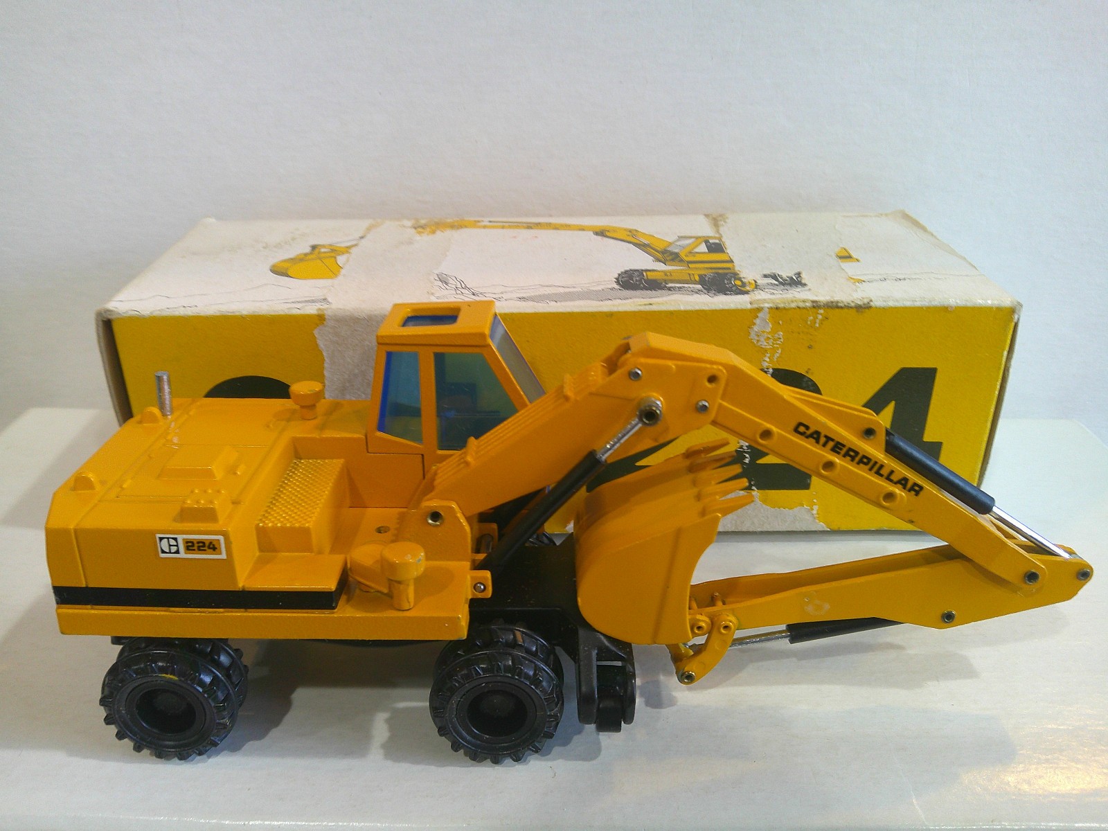NZG CAT 224 Wheel-Type Excavator #259 1:50 Yellow Good+++ Rough Box