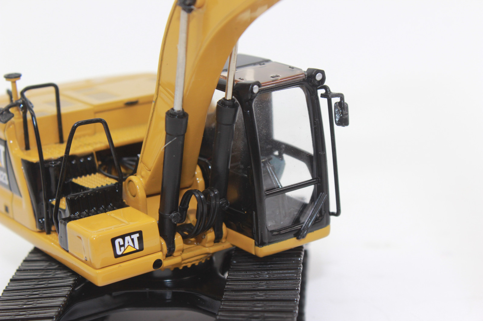 Diecast Master 85571 Cat 323 Crawler Excavator 1:50 New in Original Packaging