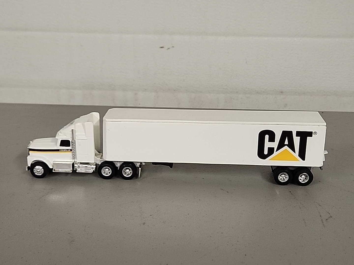 Ertl 1/64 Caterpillar CAT Kenworth Semi Tractor Trailer