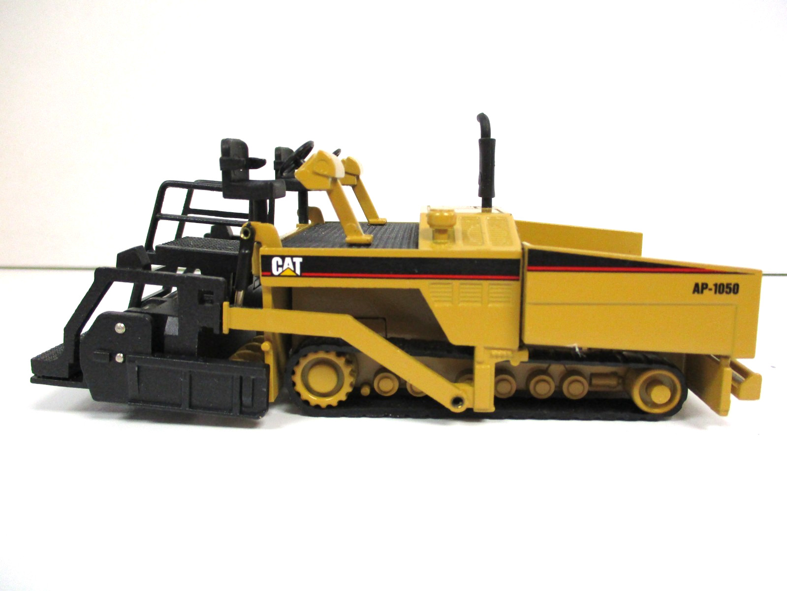 NZG – CATERPILLAR CAT AP-1050 ASPHALT PAVER – 1/50 DIECAST