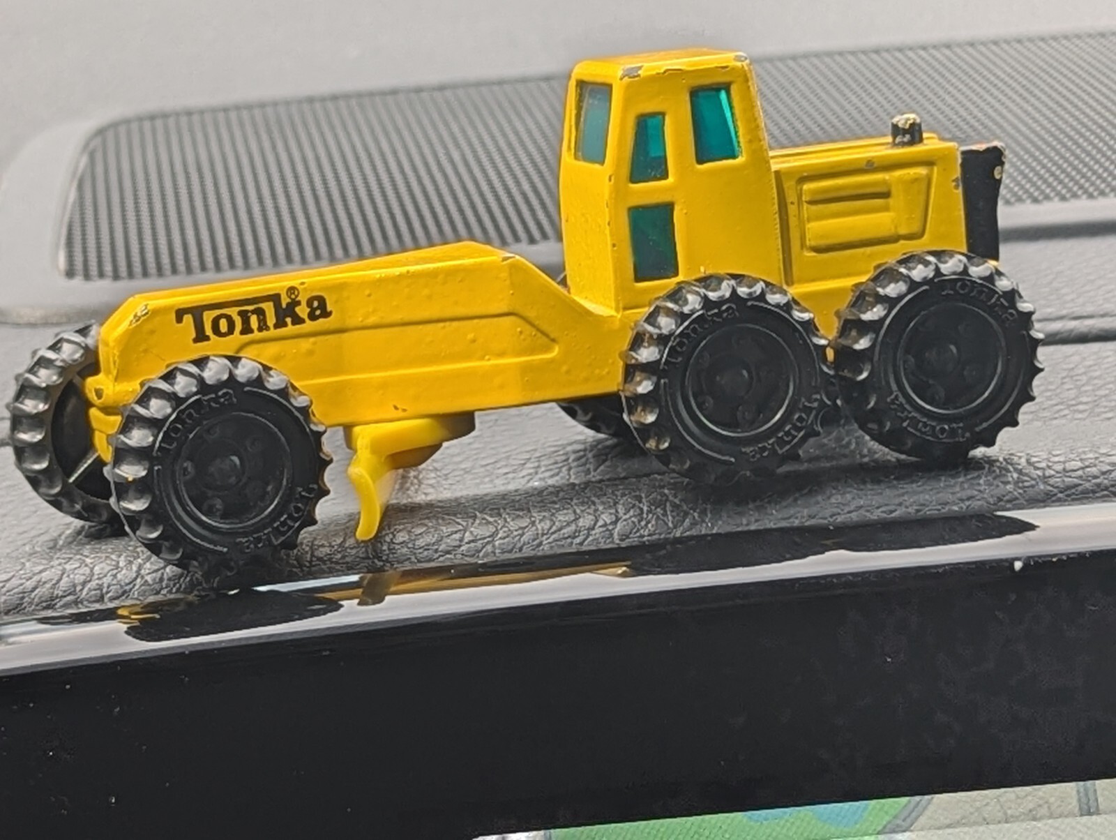 POWERFUL 1994 DIECAST ROAD GRADER BY TONKA ADJUSTABLE FRNT WHLS & GRADER BLADE