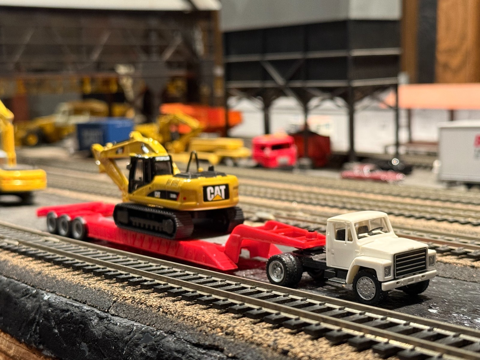 IH S-Line Semi Tractor w/Lowboy & CAT 320DL Excavator 1/87 HO Scale LN