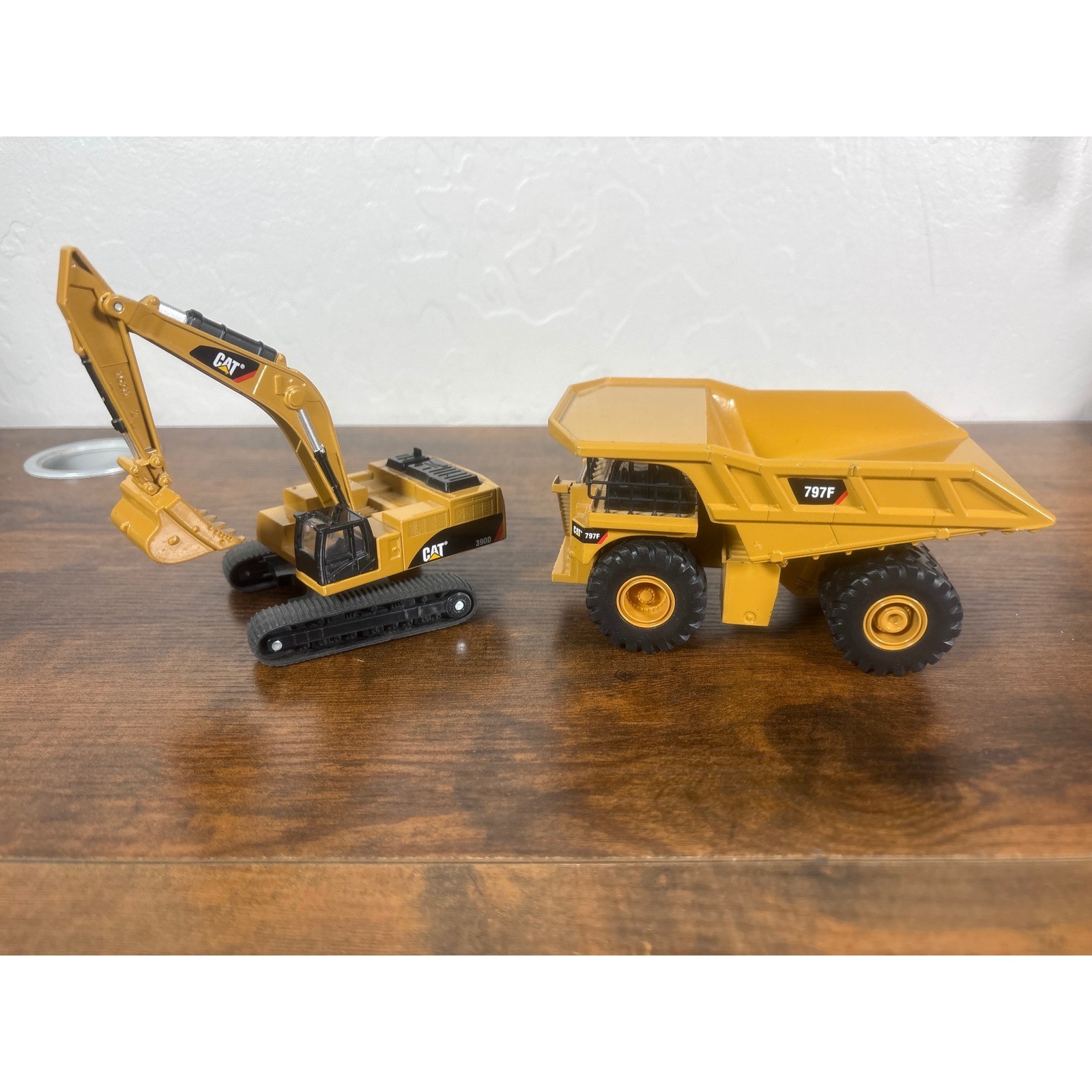 Caterpillar CAT 390D Excavator and 797F Mining Truck Diecast Vehicle Set Yellow