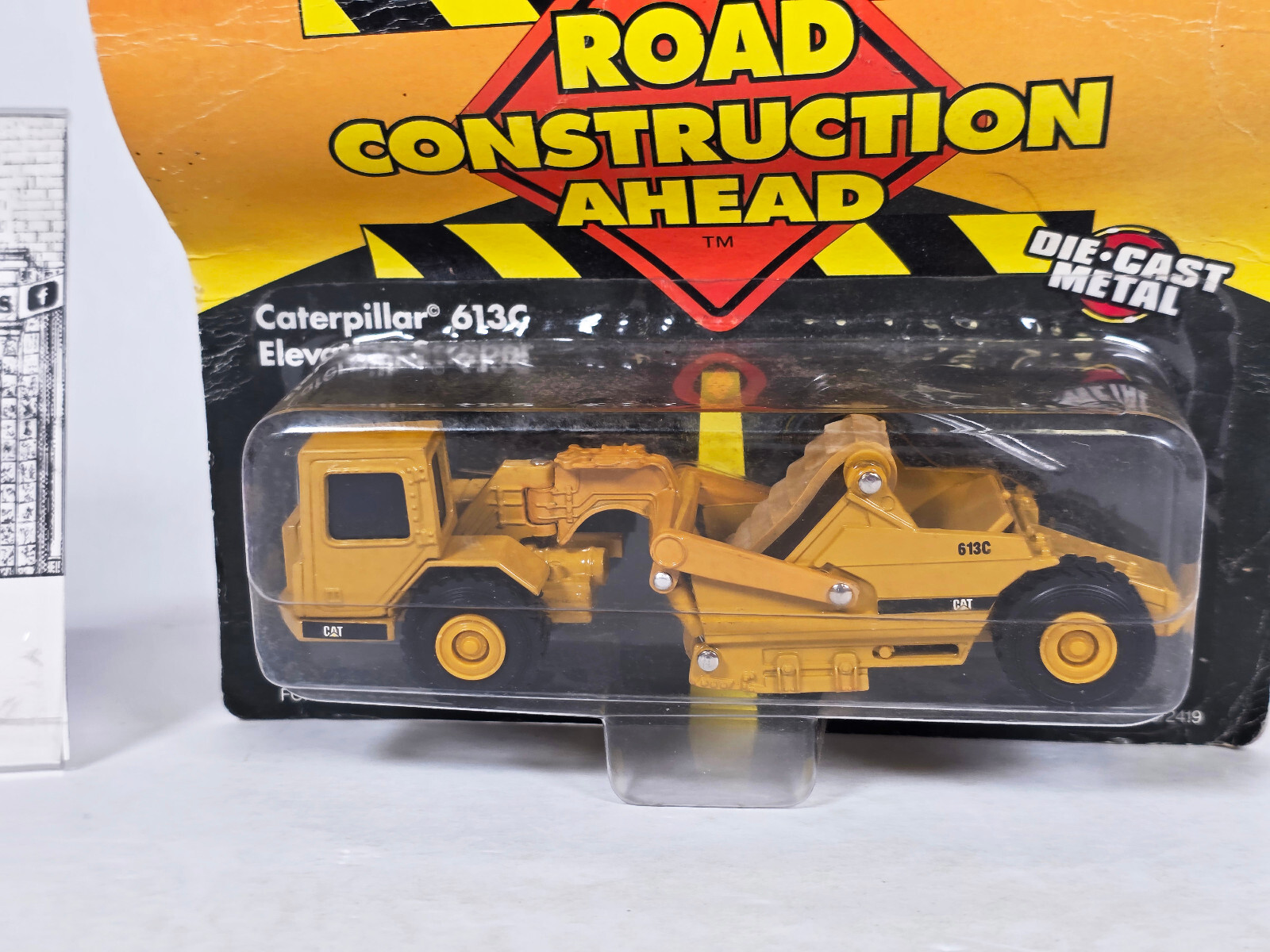 Ertl 2419 • Caterpillar • CAT 613C Elevating Scraper • Blister Pack