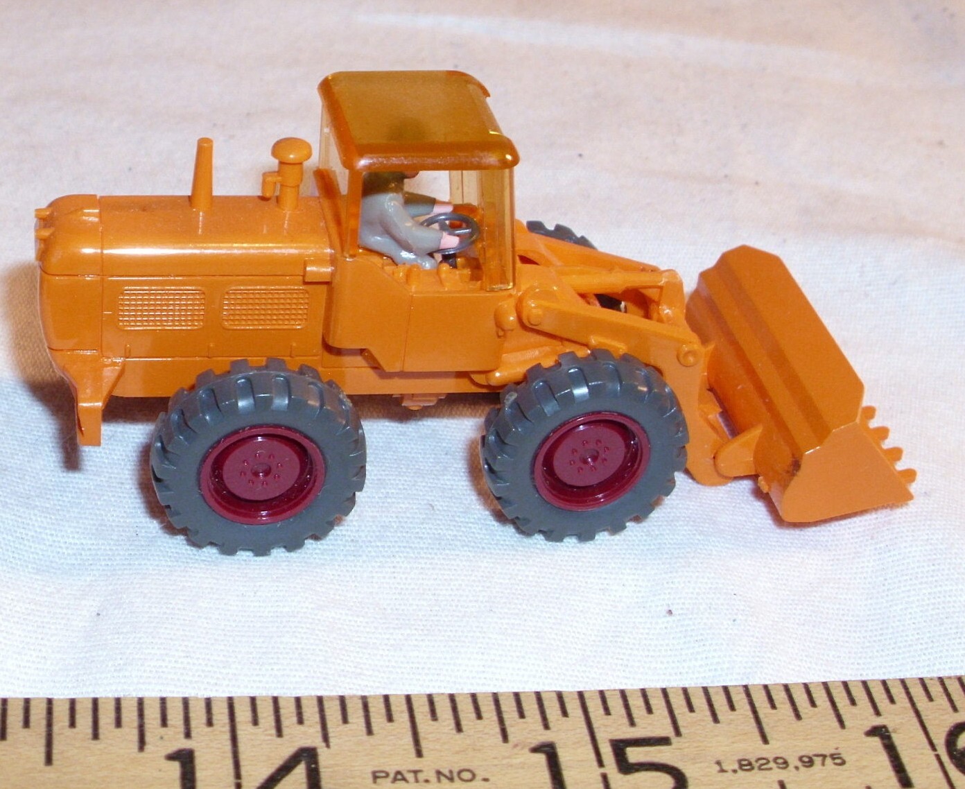 WIKING OF GERMANY FRONT LOADER HO PLASTIC CONSTRUCTION MODEL IN YELLOW
