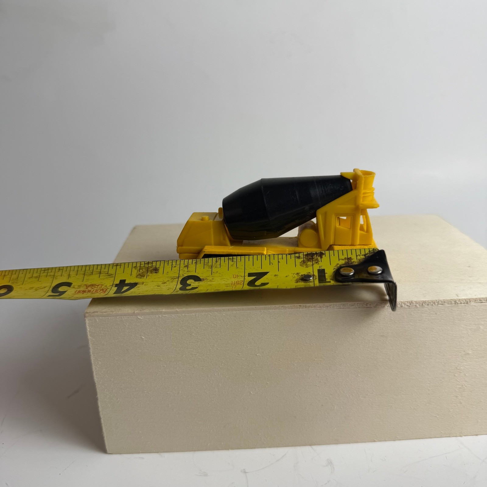 1991 Mattel Hot Wheels #269 ~ Yellow/Black Oshkosh Cement Mixer Car Diecast
