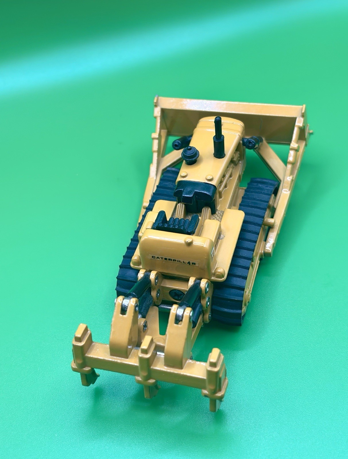 Caterpillar Cat D9G Dozer with Ripper – Shinsei 1:74 Scale No. 32