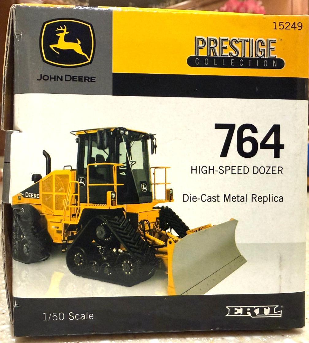 ERTL JOHN DEERE 764 HIGH SPEED BULL DOZER DIE CAST 1:50 BRAND NEW MINT