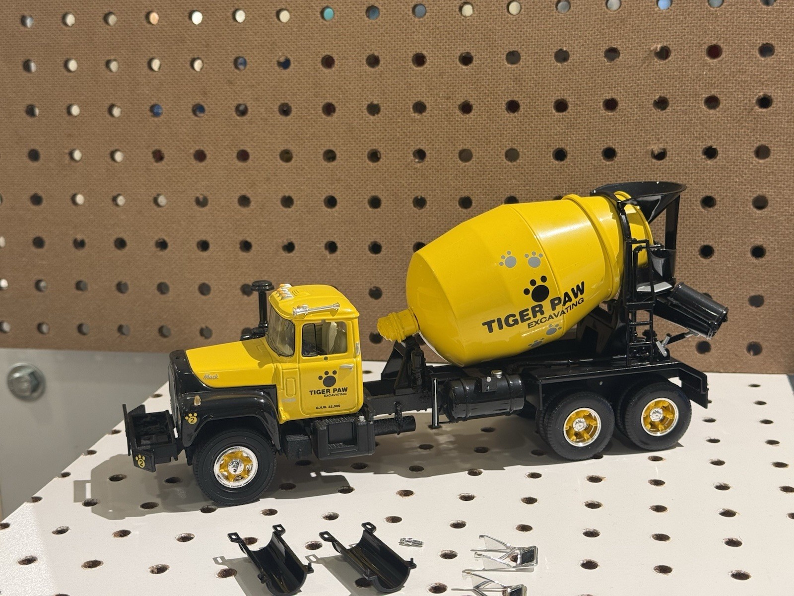 1st First Gear 1/34 Mack R Model Mixer Truck Tiger Paw 19-2392