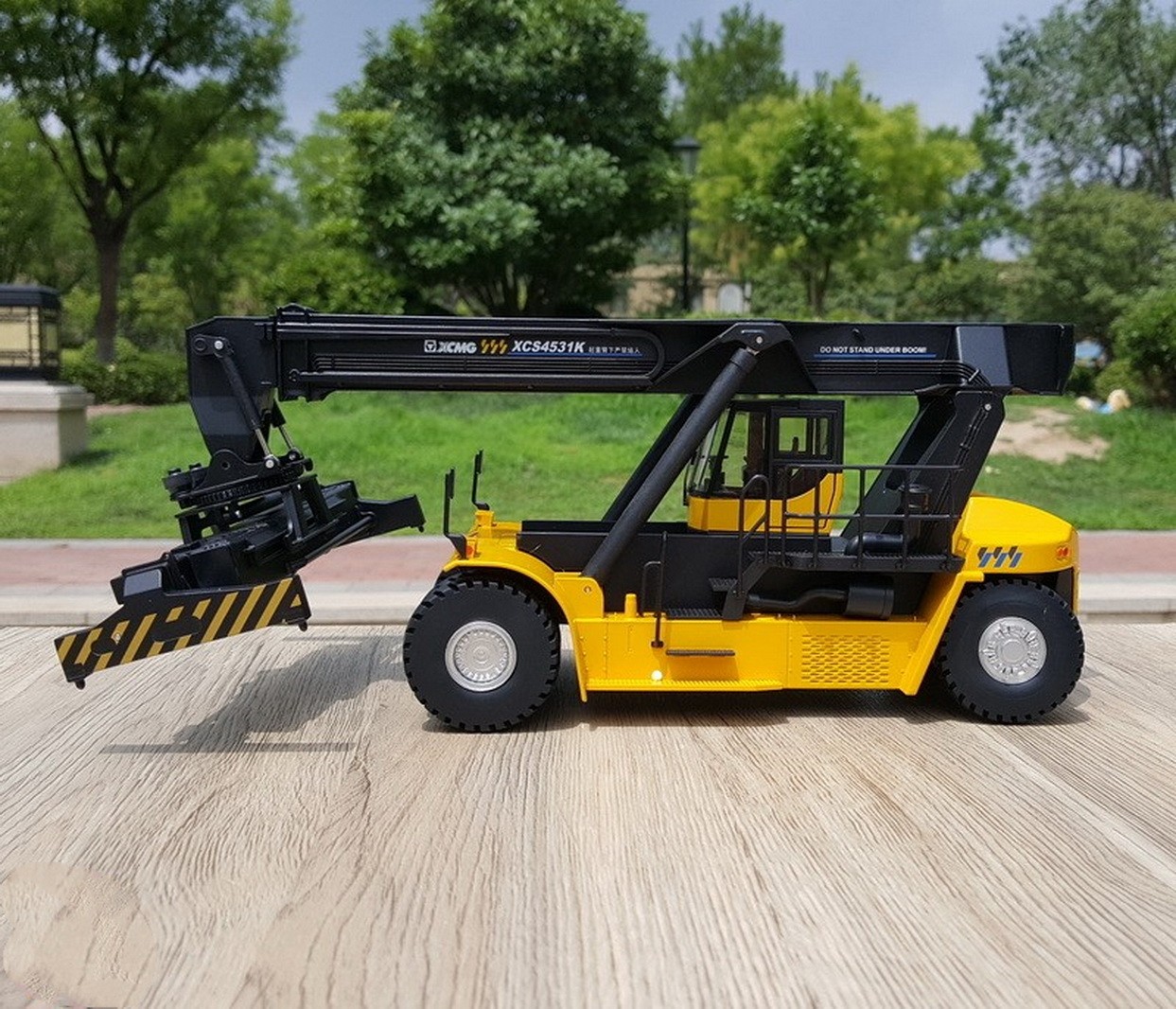 1/35 Scale XCMG XCS4531K Container Reach Stacker Diecast Model Toy Gift