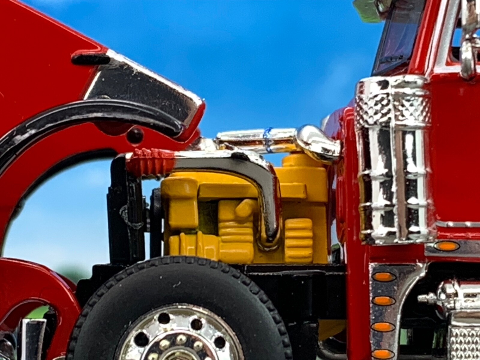 1/64 DCP PETERBILT 379 W/ 36″ SLEEPER & EAST END DUMP TRAILER