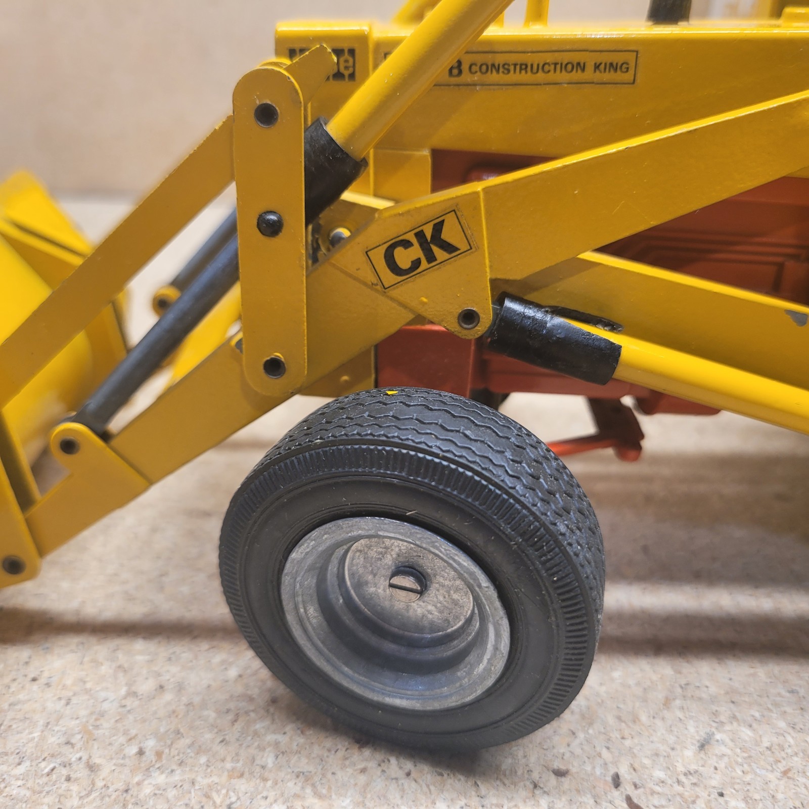 VTG Case 580B Construction King “Red Belly” Backhoe 1/16 – Gescha – W. Germany