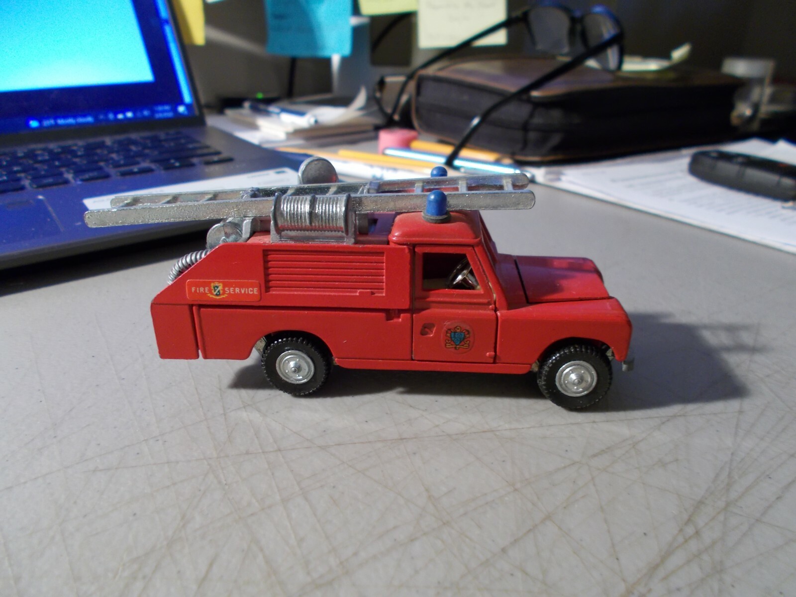 VINTAGE DINKY TOYS DIE-CAST 109 WB LAND ROVER FIRE SERVICES + LADDER 4.5″ LONG