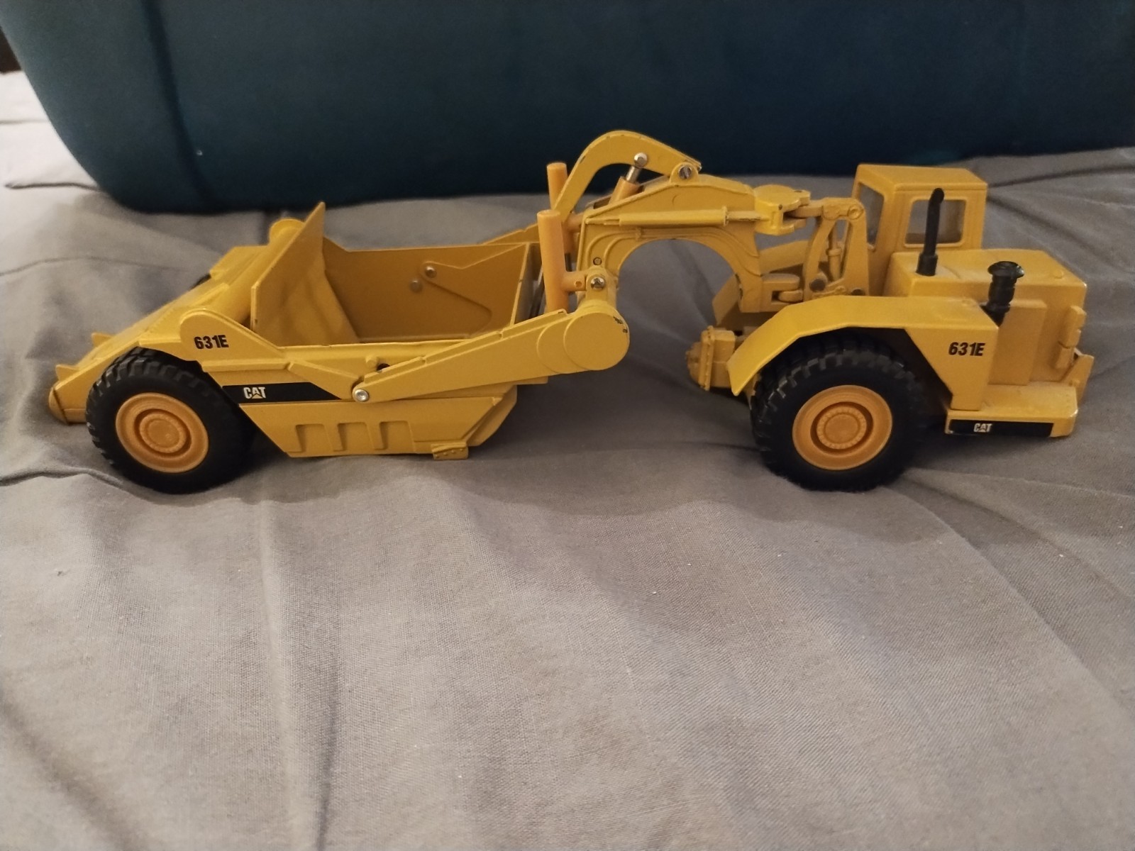 ERTL Caterpillar Cat 631E Wheel Tractor Scraper 1:50 Scale
