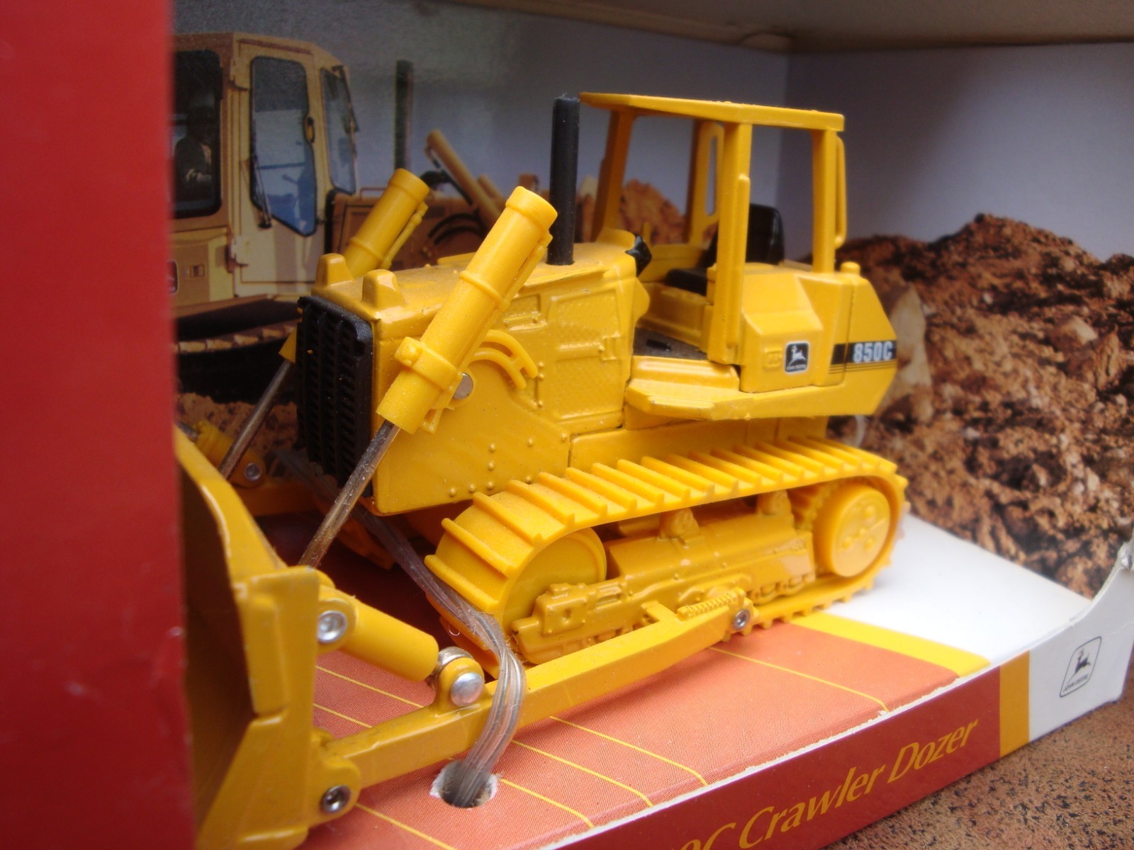 Die Cast John Deere 850C Crawler Dozer- 1:50 scale by Ertl #5261 (1996) BOX