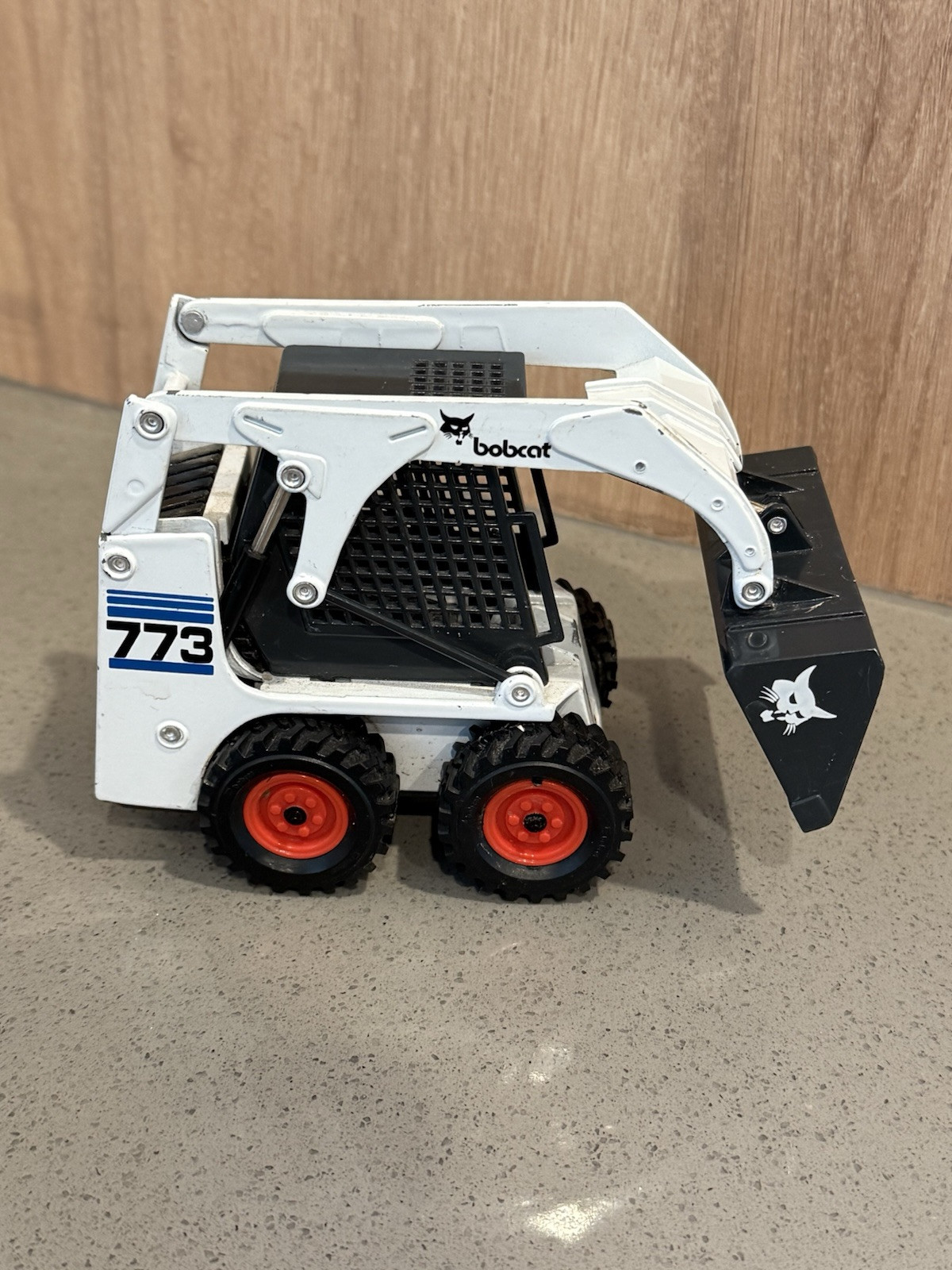 BOBCAT 773 SKID-STEER LOADER DIECAST METAL 1:25 SCALE WAN HO