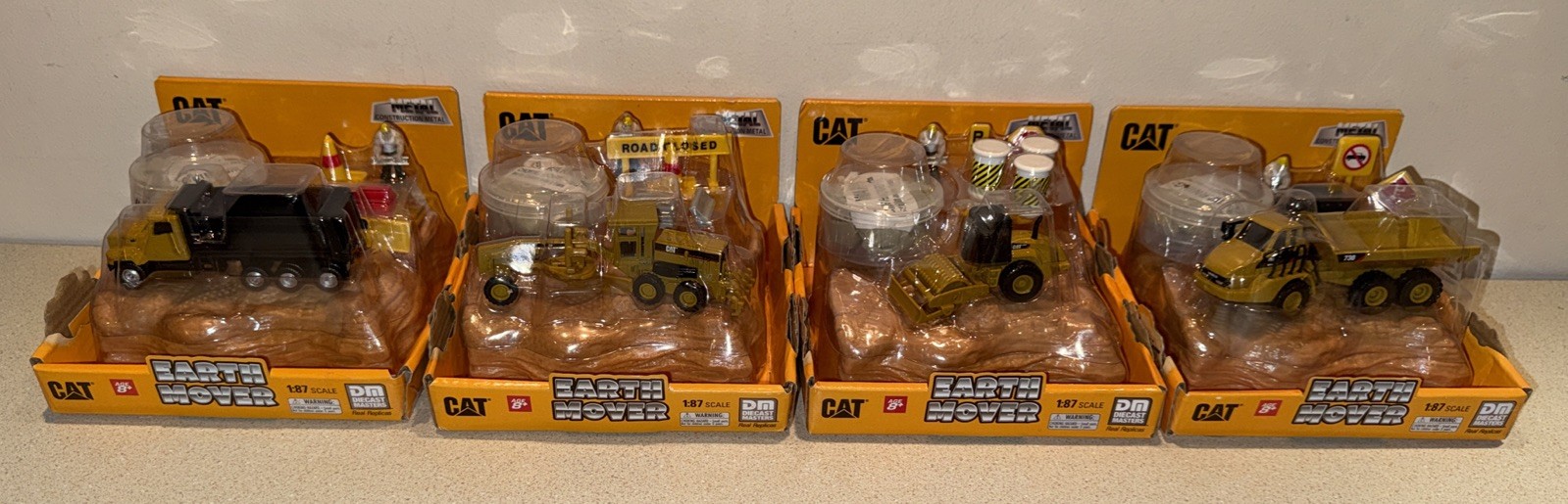 Set of 4 Diecast Masters Caterpillar Diecast Toy 1:87 Earth Movers. NEW in Pkg