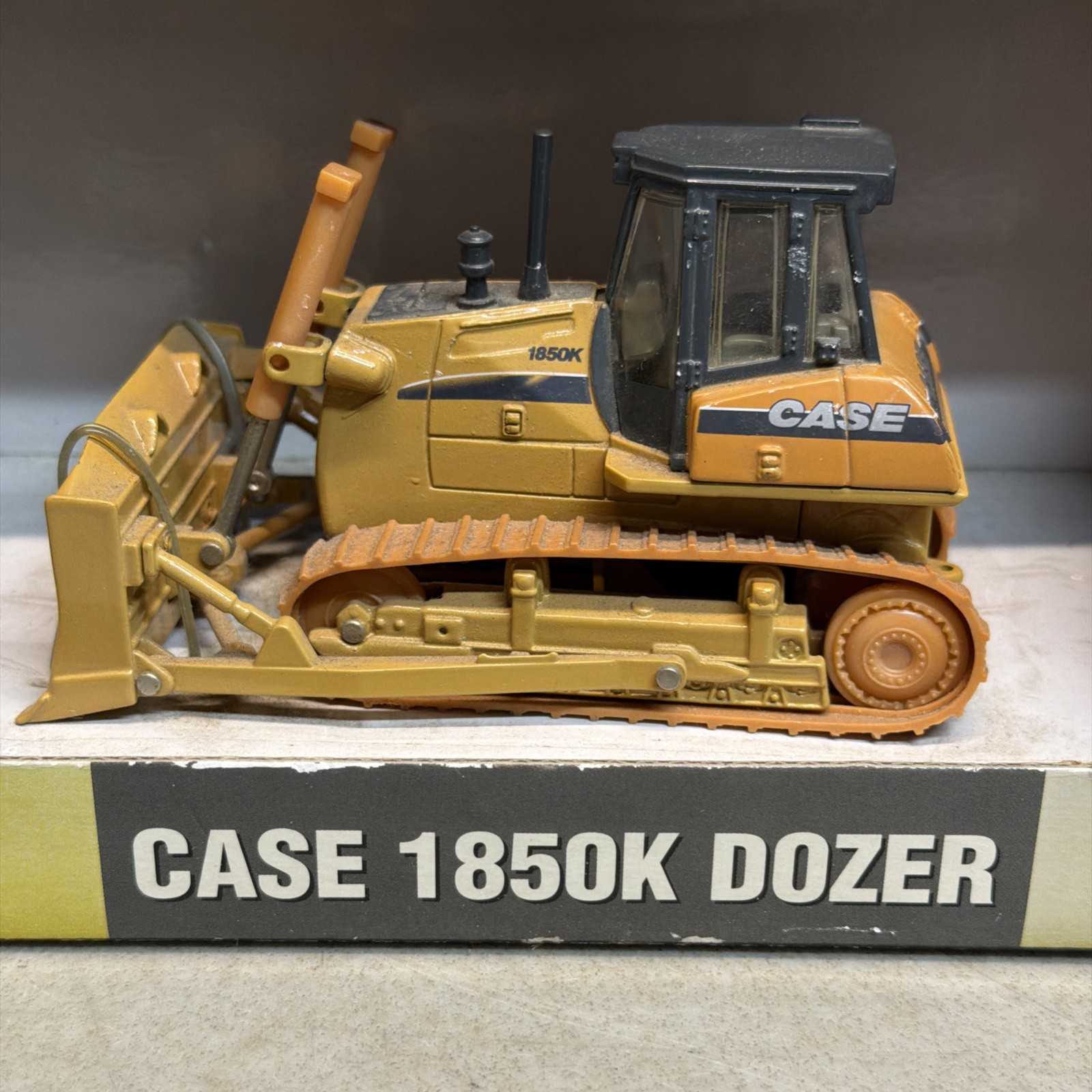 Ertl Case 1850K Crawler Dozer 1/50 Scale Die-Cast Construction Model