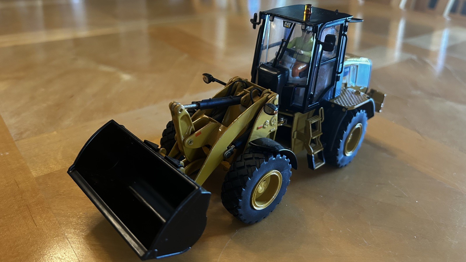 Die Cast Masters Caterpillar 1:32 910K Wheel loader High Line Series 85294 MB