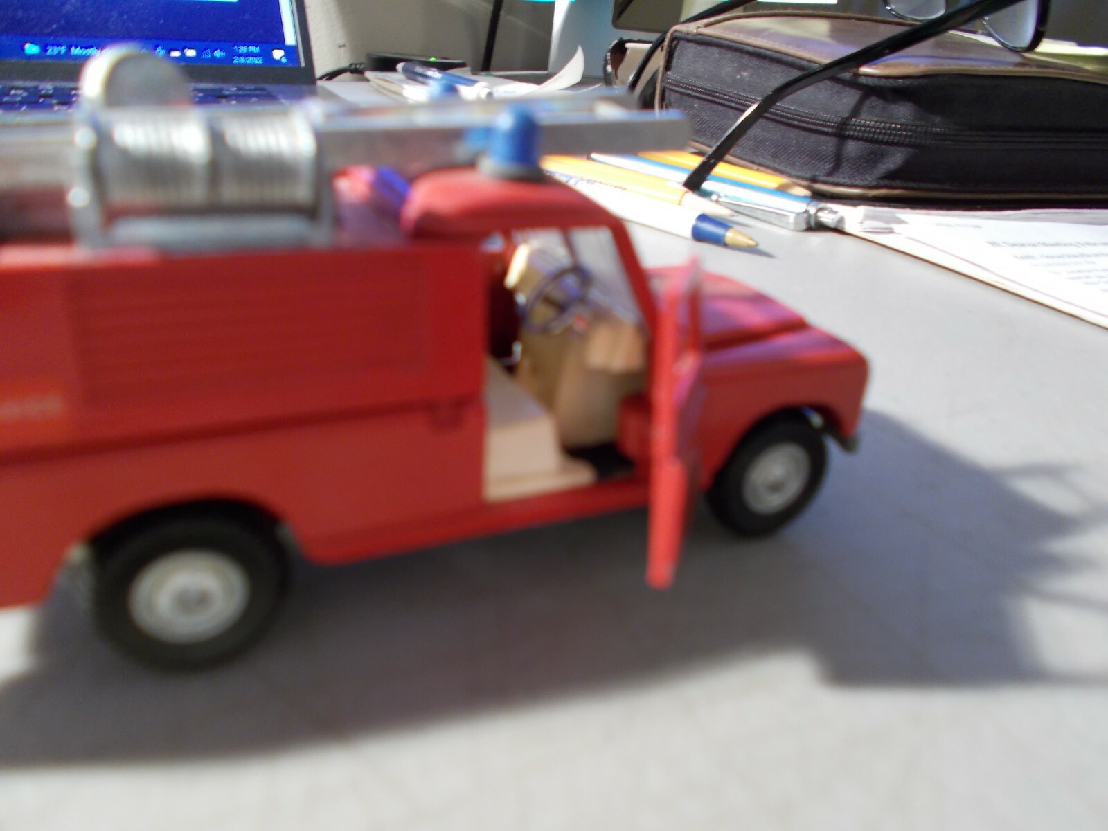 VINTAGE DINKY TOYS DIE-CAST 109 WB LAND ROVER FIRE SERVICES + LADDER 4.5″ LONG